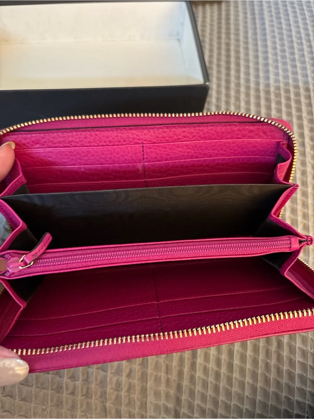 Authentic Gucci Magenta Zip-Around Leather Wallet with Tassel - Picture 3 of 8